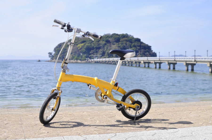 浜辺の折りたたみ自転車
