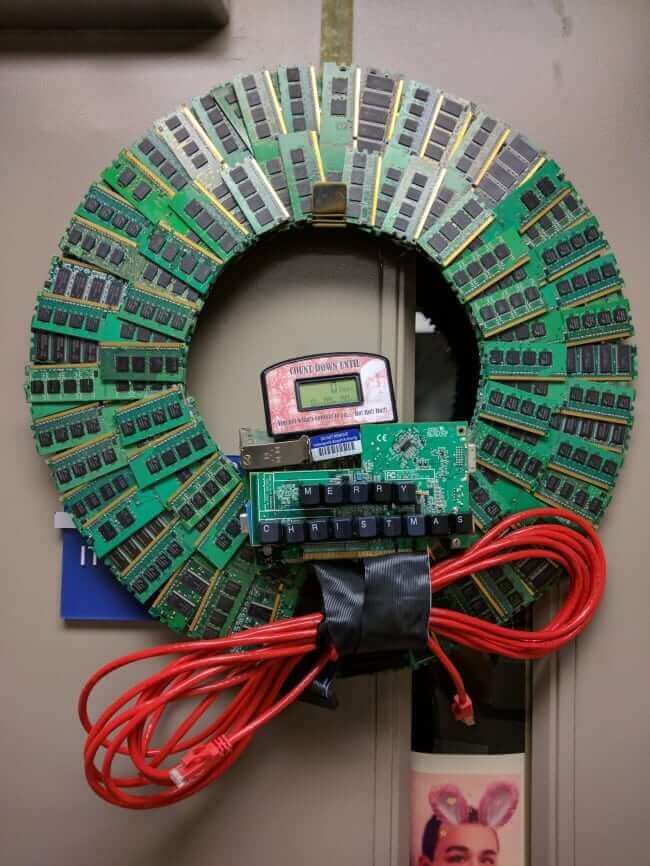 25 не лучших идей для новогодних елок!