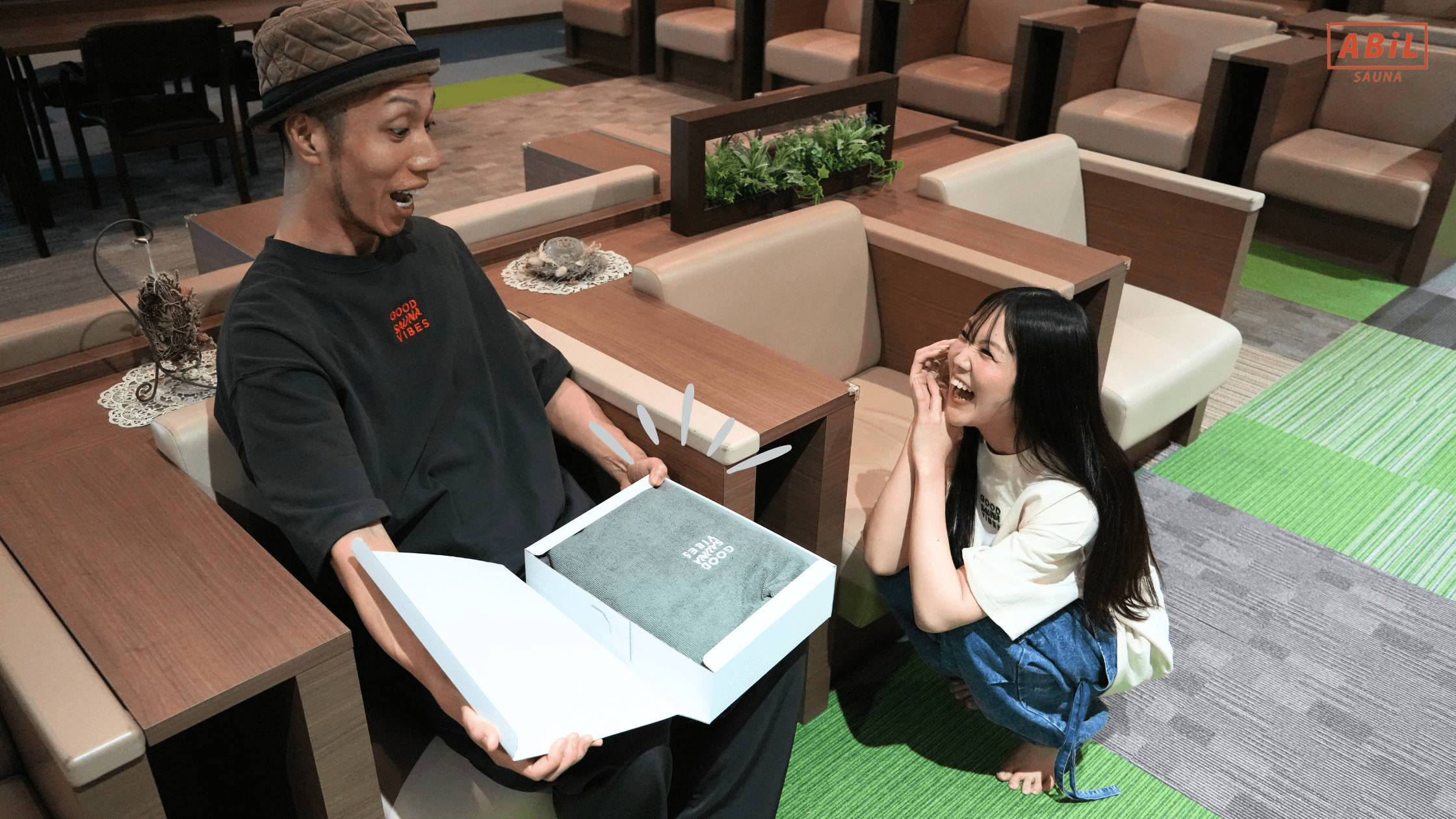 父の日にサウナグッズをもらって笑顔になるお父さんの様子