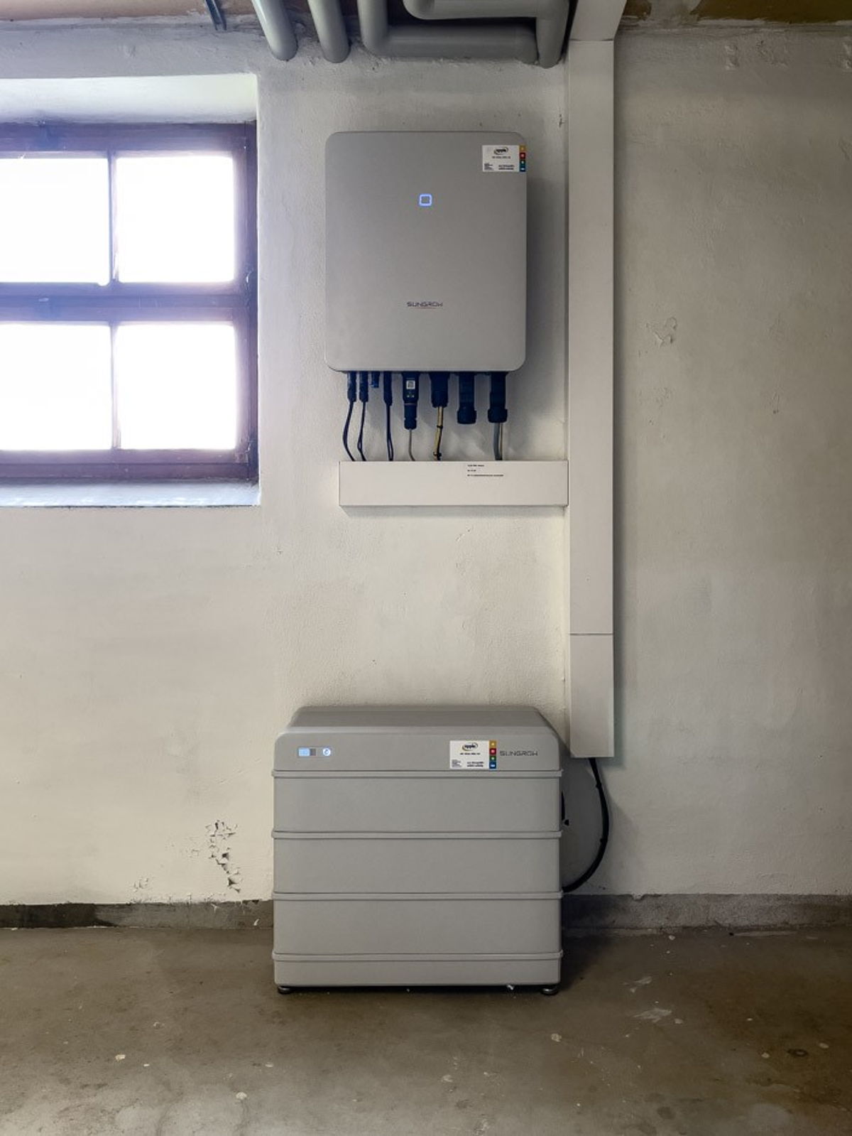 Foto Kundenreferenz Bauernhaus Technikraum Wechselrichter und Batteriespeicher