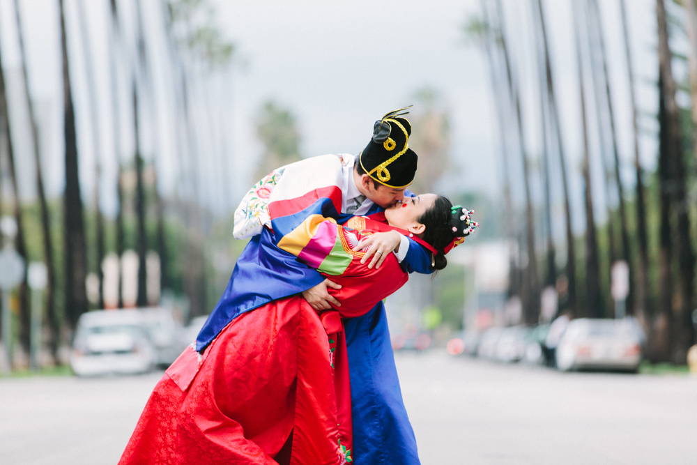 KOREAN TRADITIONAL PAEBAEK TEA CEREMONY COUPLE KISSING