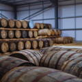 Chai rempli de fûts de Whisky en bois à la distillerie Isle of Raasay sur l'île de Raasay dans les Hébrides intérieures d'Ecosse