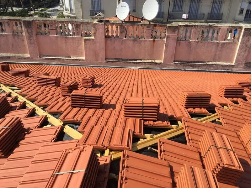 Rénovation de la toiture du Palais de l’Europe à Menton en tuiles de Marseille — photo 3 sur 10 — CEG TOITURE