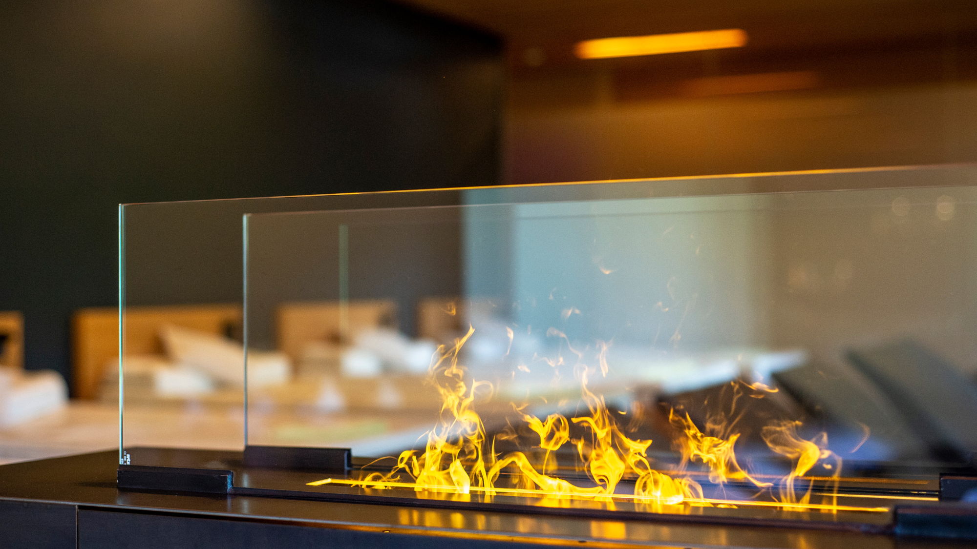 Knisternder Kamin im Hotel-Wellnessbereich für die richtige Stimmung im Advent 