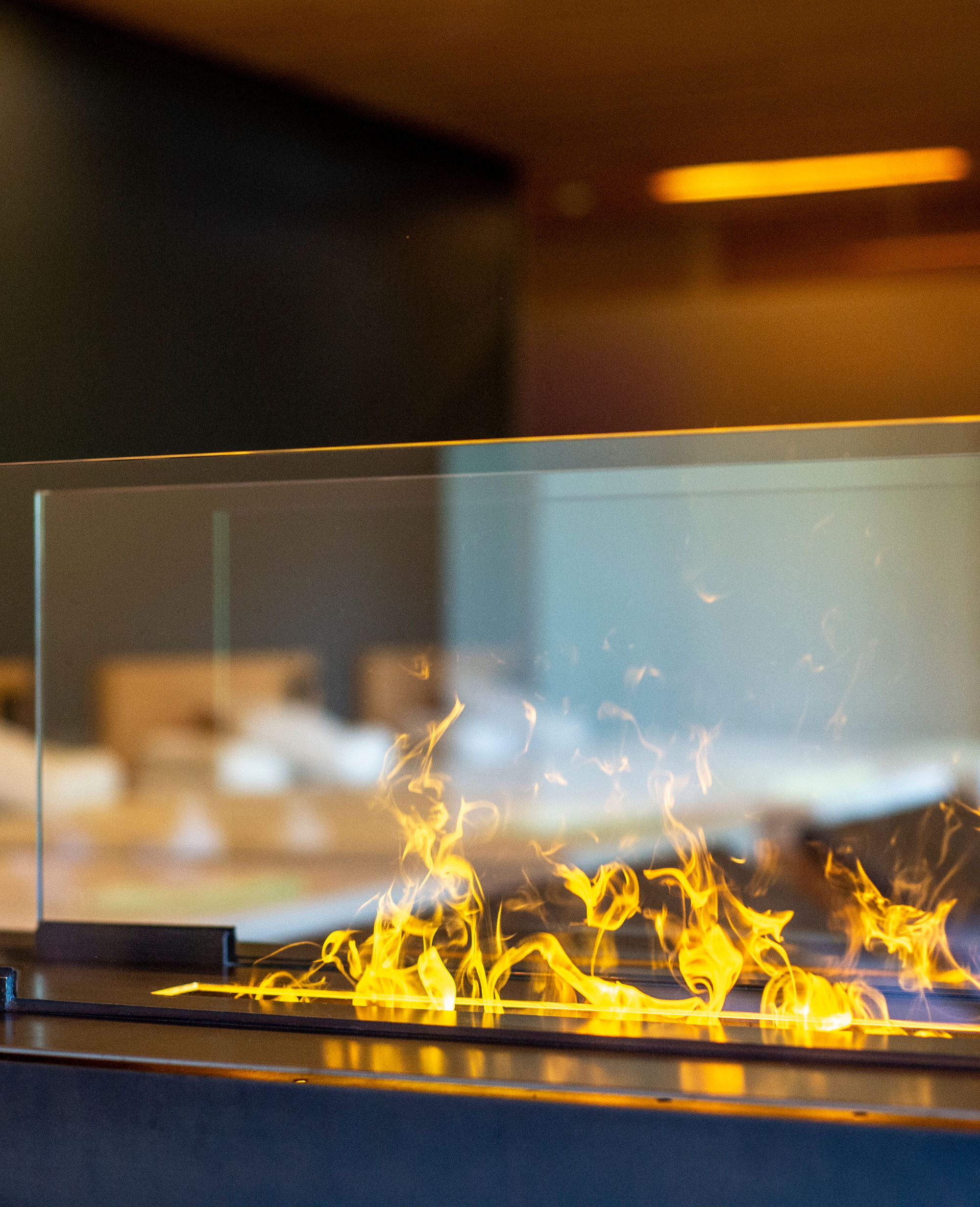 Knisternder Kamin im Hotel-Wellnessbereich für die richtige Stimmung im Advent