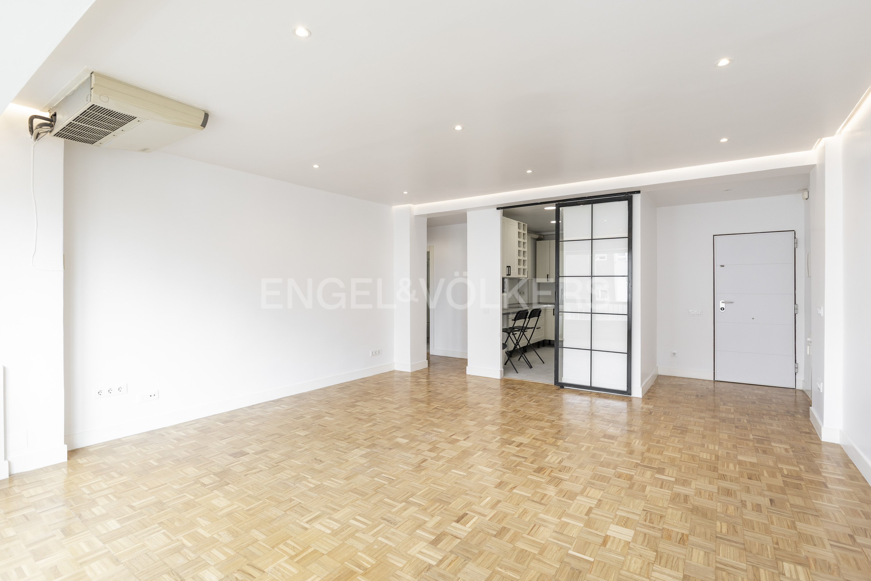 Discover Elegant Urban Living in Madrid: Spacious 3-Bedroom Apartment with Terrace, Private Garden and Prestigious Salamanca–Chamartín Address - Image 4