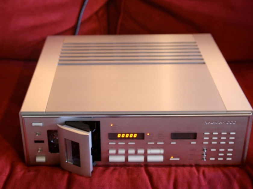Nakamichi DAT 1000 DAT Player/recorder w/remote Transports Audiogon