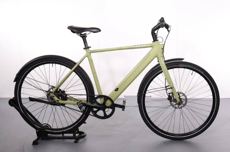 TENWAYS CGO600 Pro elektrische stadsfiets met lichtgewicht aluminium frame, riemaandrijving en achterwielmotor, zijaanzicht op neutrale achtergrond.