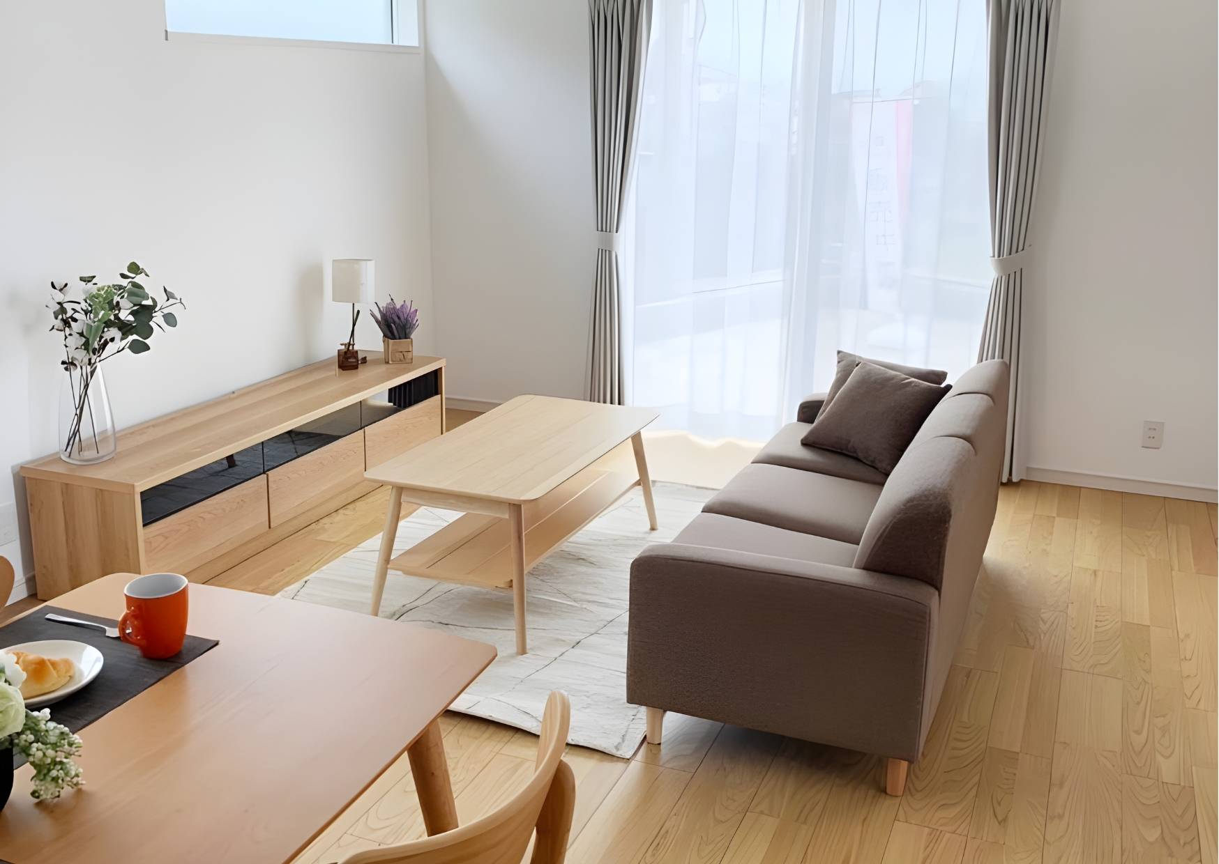 明るい木製家具で統一された北欧スタイルのリビング