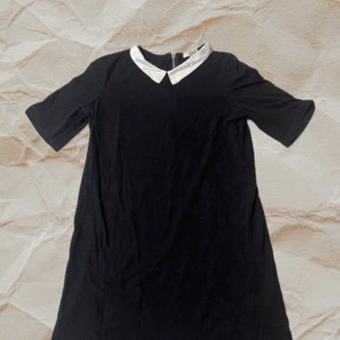 Schwarzes Kleid mit Kragen