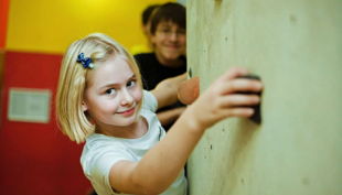 turm erlebniscity oranienburg kind an klettert