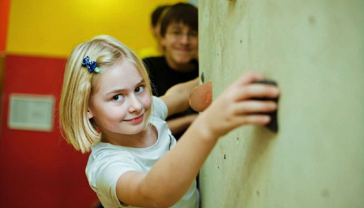 turm erlebniscity oranienburg kind an klettert