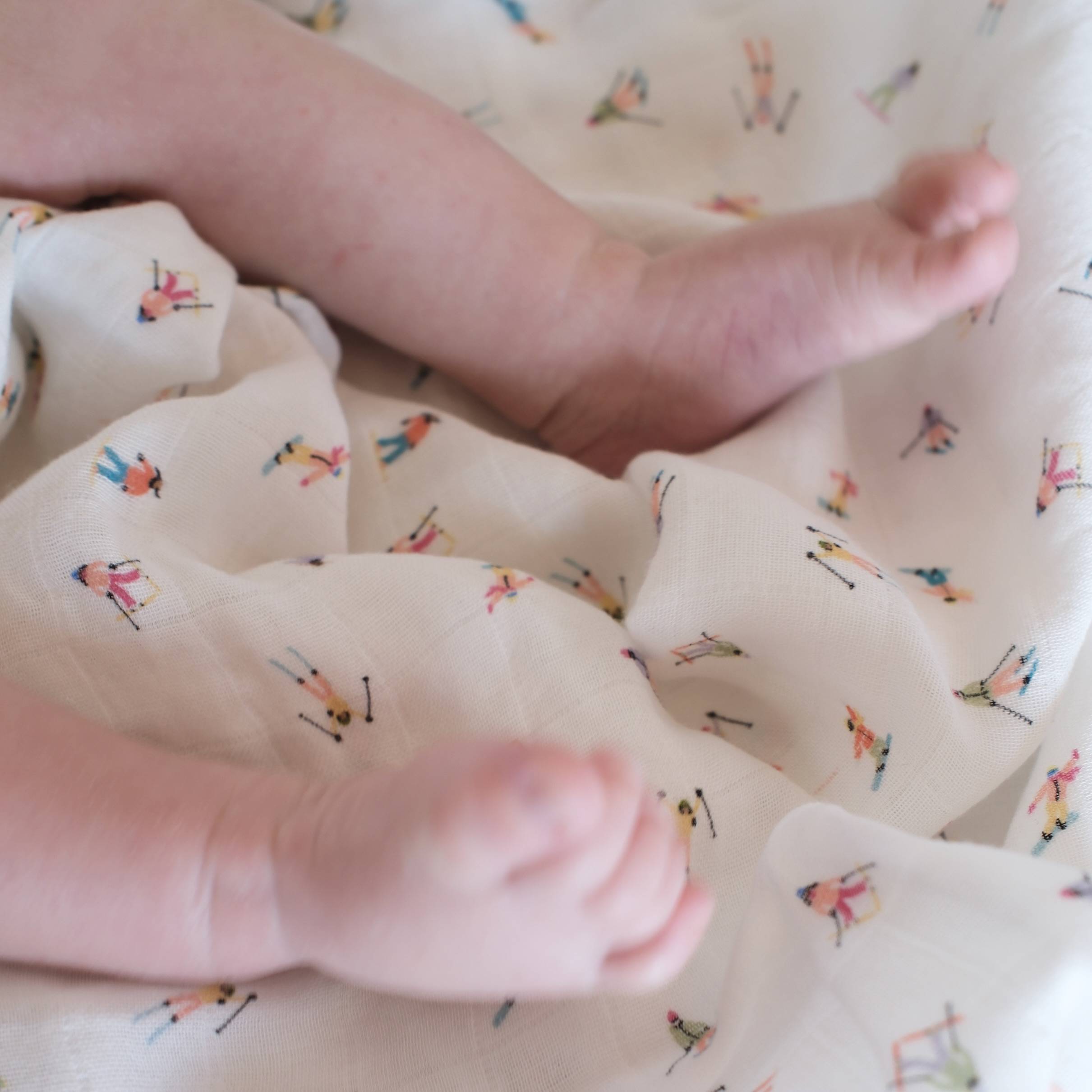 Ring Sling porte-bébé élégant de la marque suisse Joli Nous, un accessoire premium pour bébé, alliant design raffiné et qualité exceptionnelle