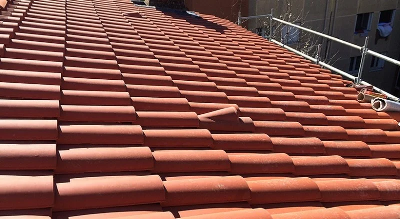 Rénovation de la couverture en tuiles romanes à Menton — CEG TOITURE, couvreur à Nice