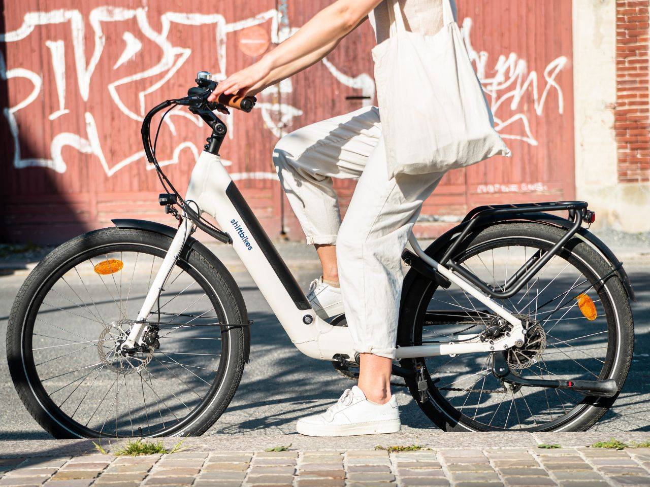 Une personne se balade sur son vélo électrique reconditionné en toute sécurité grâce à son assurance