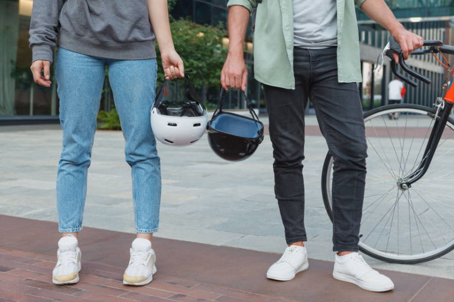 ヘルメットを持っている二人組