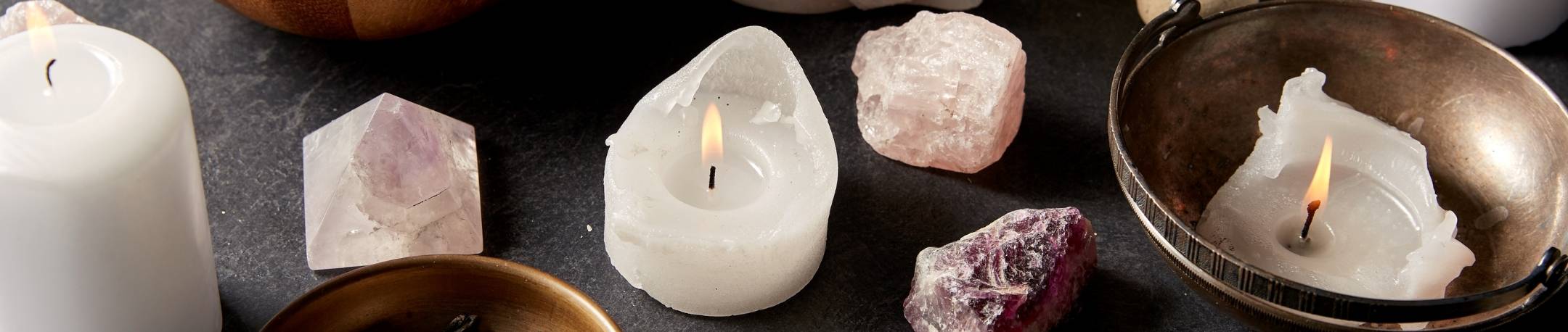 Découvrez notre collection de bougies rituelles alliant les bienfaits de l'aromathérapie, des cristaux et de l'énergie positive pour vous accompagner dans vos pratiques spirituelles et de bien-être. Fabriquées à la main avec des ingrédients naturels et accompagnées de cartes explicatives, nos bougies sont conçues pour vous aider à atteindre vos objectifs et élever votre vibration.