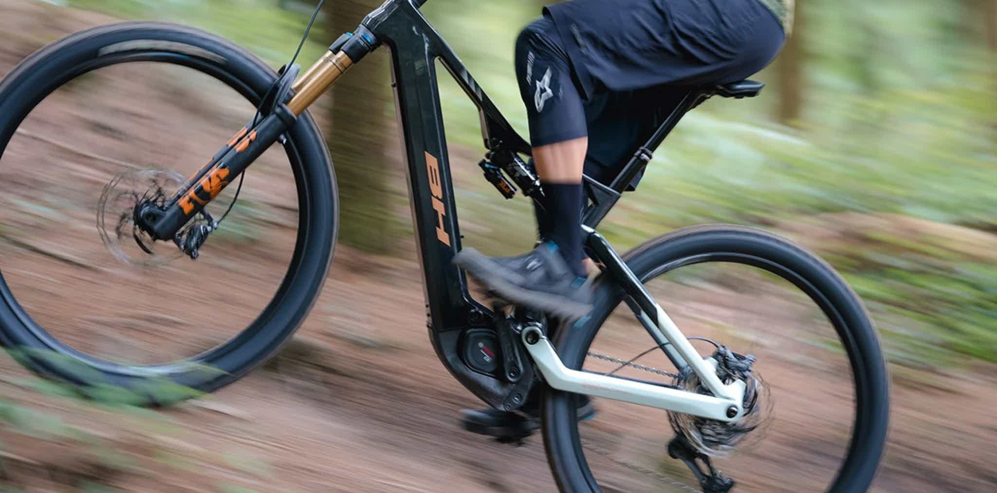 Imagen de recurso de una persona haciendo e-MTB con una bicicleta eléctrica BH.