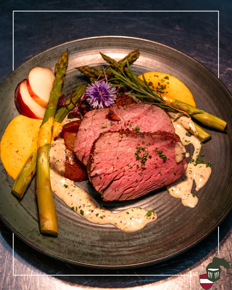🥩 Genuss, der auf der Zunge zergeht. 🍽️

Zartes Filet vom Almochsen, begleitet von einer cremigen Pfeffersauce, knusprigen rustikalen Kartoffelspalten und grünem Spargel mit feiner Tomaten-Hollandaise.

Bis bald! Hier im @zum.ritter 💚🏡

Deine Gastgeb