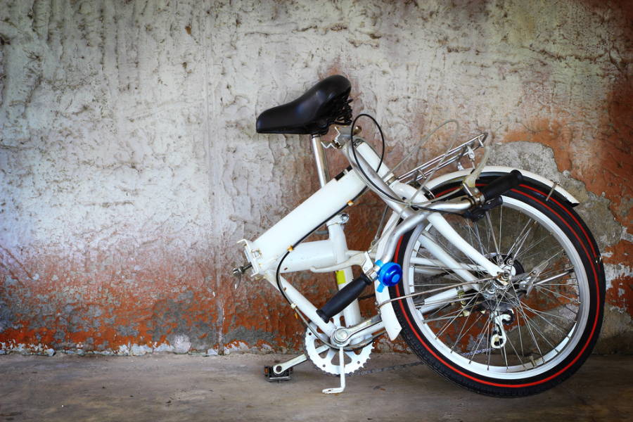 折りたたまれた自転車