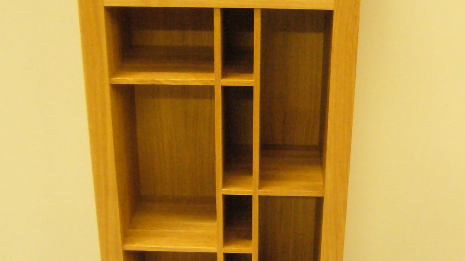 Offengestalteter Stauschrank