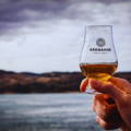 Verre Glencairn rempli de Single Malt  Scotch Whisky à la distillerie Ardnahoe sur l'île d'Islay dans les Hébrides intérieures d'Ecosse