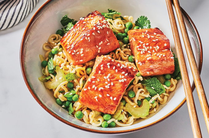 Bols de nouilles ramen et saumon à la sauce hoisin