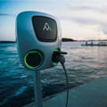 ChargeAmps Aura latausasema latauksessa