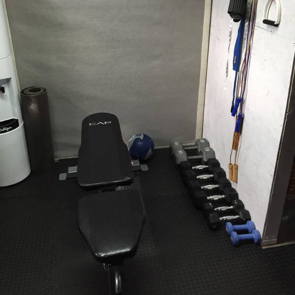 customer shows cap barbell weight bench