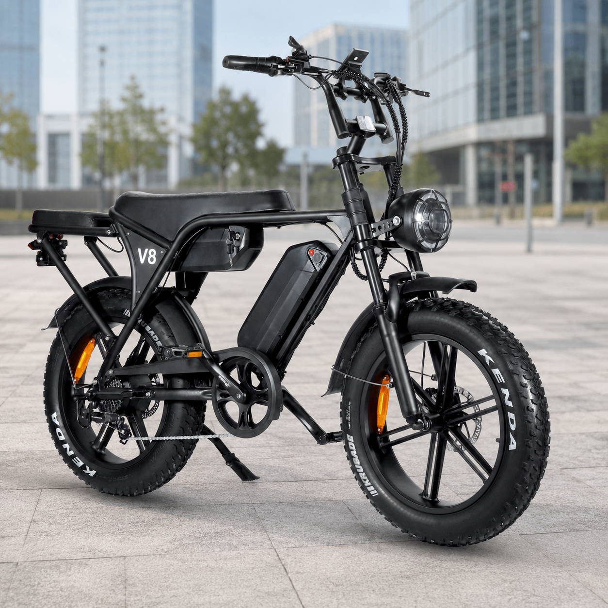 Twee zware e-bikes op een trekhaakdrager achter een SUV, klaar voor vervoer.