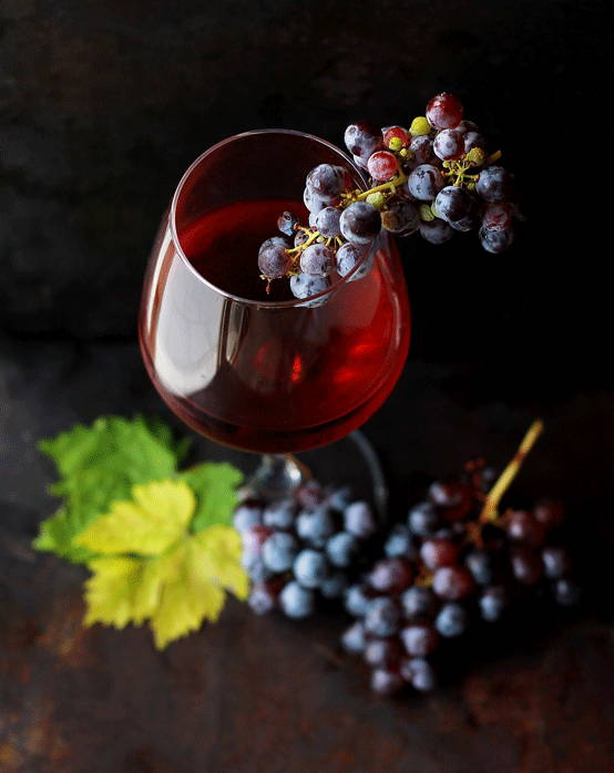 Verre de vin nature avec grappe de raisin
