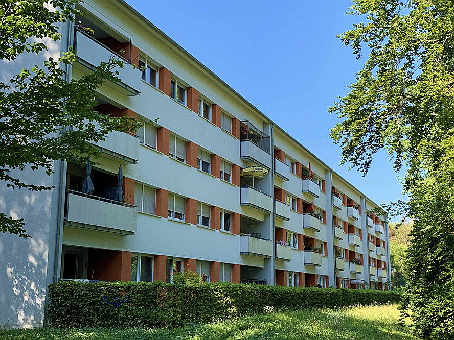  Karlsruhe
- Hier sehen Sie die typische Wohnbebauung in der Karlsruher Waldstadt. Erfahren Sie mehr über den Kauf oder Verkauf eines Mehrfamilienhauses in Karlsruhe.