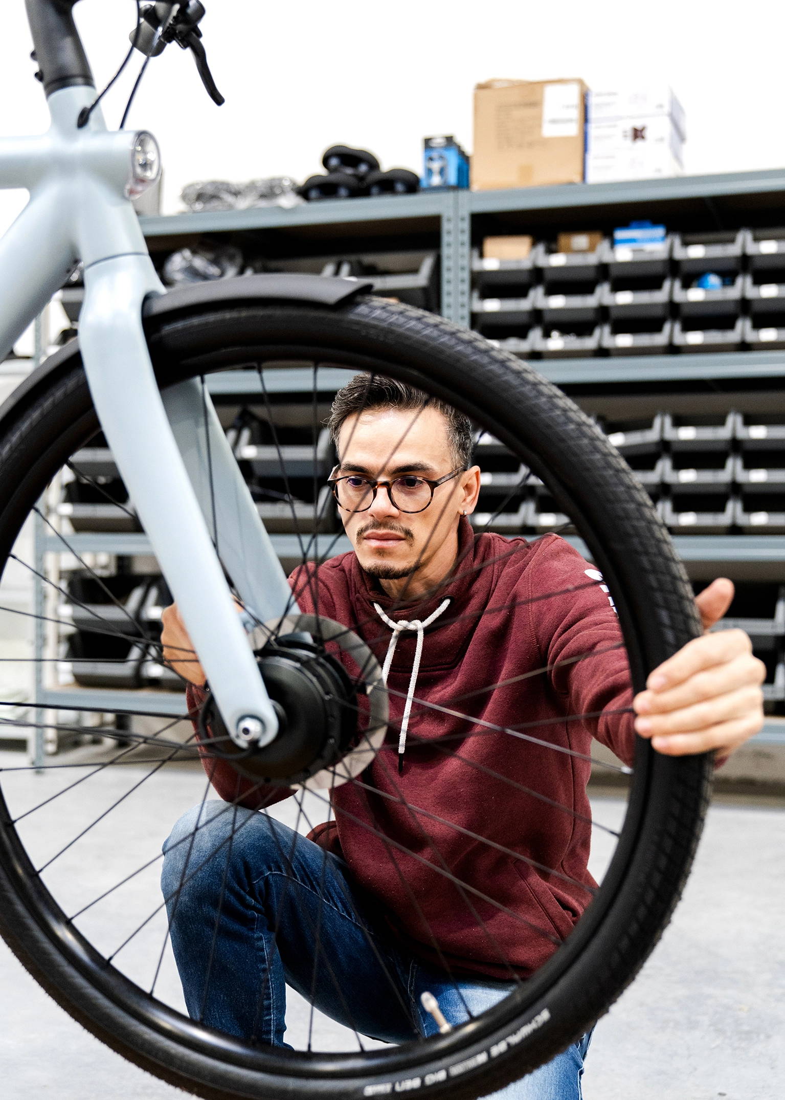 Homme faisant son choix de pneus VTT 29 pouces pour son VTTAE.