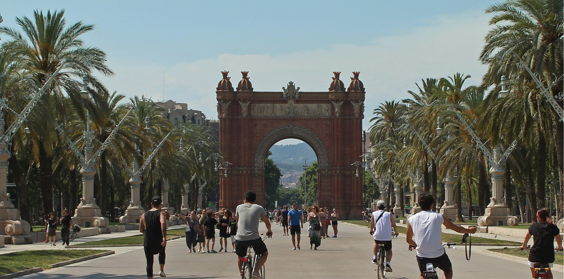 ciclistas rodando con bicicleta electrica de paseo urbana en barcelona españa por el arco