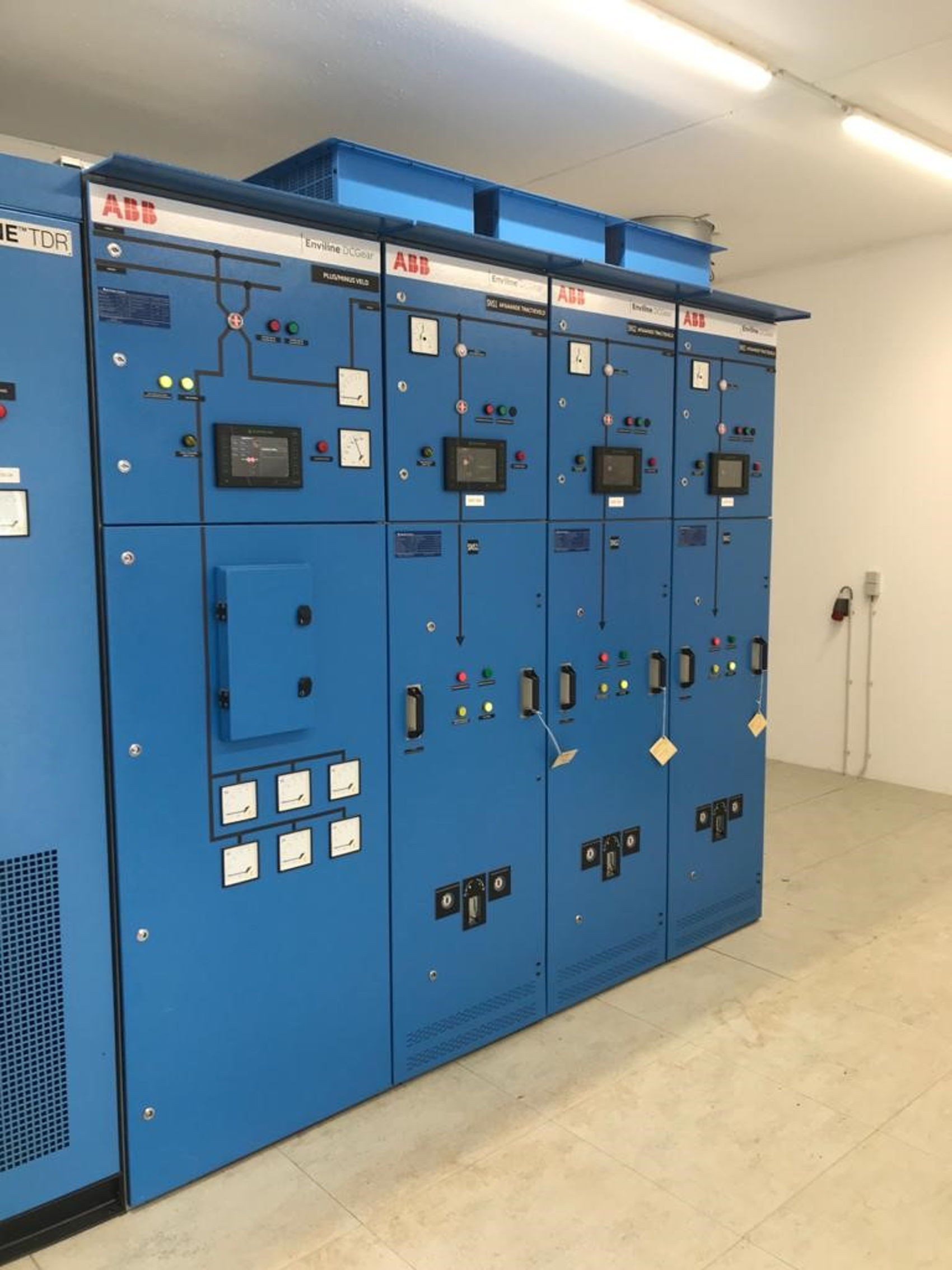 Even spieken achter de deur, hoe ziet zo'n gelijkrichterstation er van binnen uit? Zo dus. Even spieken achter de deur, hoe ziet zo'n gelijkrichterstation er van binnen uit? Zo dus.