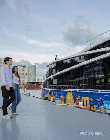 Onboard multimedia commentary, rare photo stop