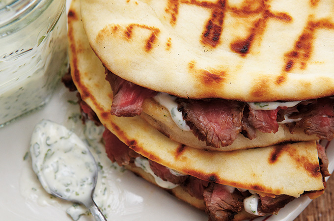 Bavette marinée au piment chipotle sur pain naan