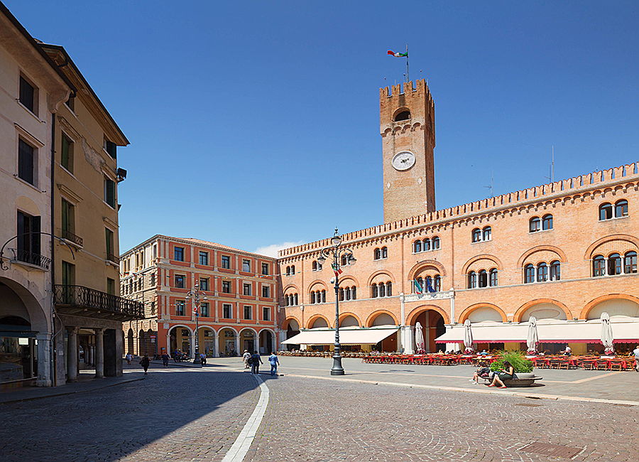  Treviso
- piazza dei signori 900x600.jpg