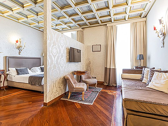  Verona
- Dieses exklusive Einfamilienhaus befindet sich zwischen dem Pantheon und der Piazza Navona. Sie bietet vier Schlafzimmer und sechs Bäder auf einer Wohnfläche von etwa 210 Quadratmetern. Die Immobilie ist für 3,5 Millionen Euro zu haben.