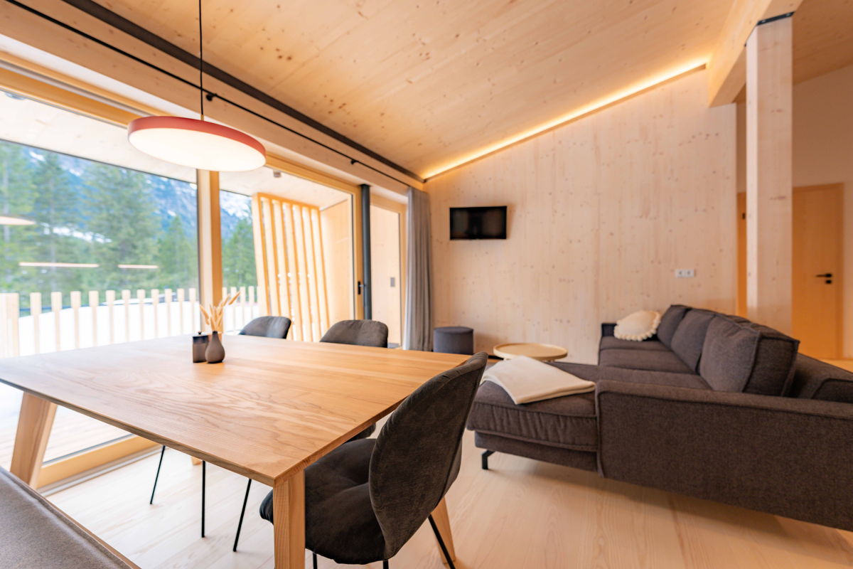 Essbereich mit Zugang zur Südterrasse im Apartment Fux & Has von Hugo & Pepi.