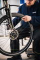 Het wiel van een elektrische fiets controleren tijdens een servicebezoek.