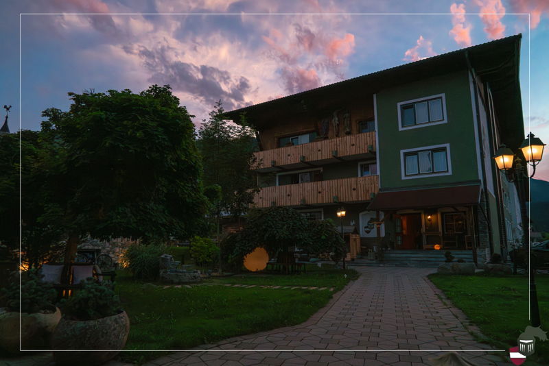 ✨Abendstimmung ✨

Wenn der Tag langsam zur Ruhe kommt, wird es bei uns besonders gemütlich. 🌄
Warme Lichter, ein ruhiger Garten und die letzten Farben des Tages – genau der Moment, in dem man einfach ankommt und den Urlaub genießt. ❤️

Einfach Tirol.
