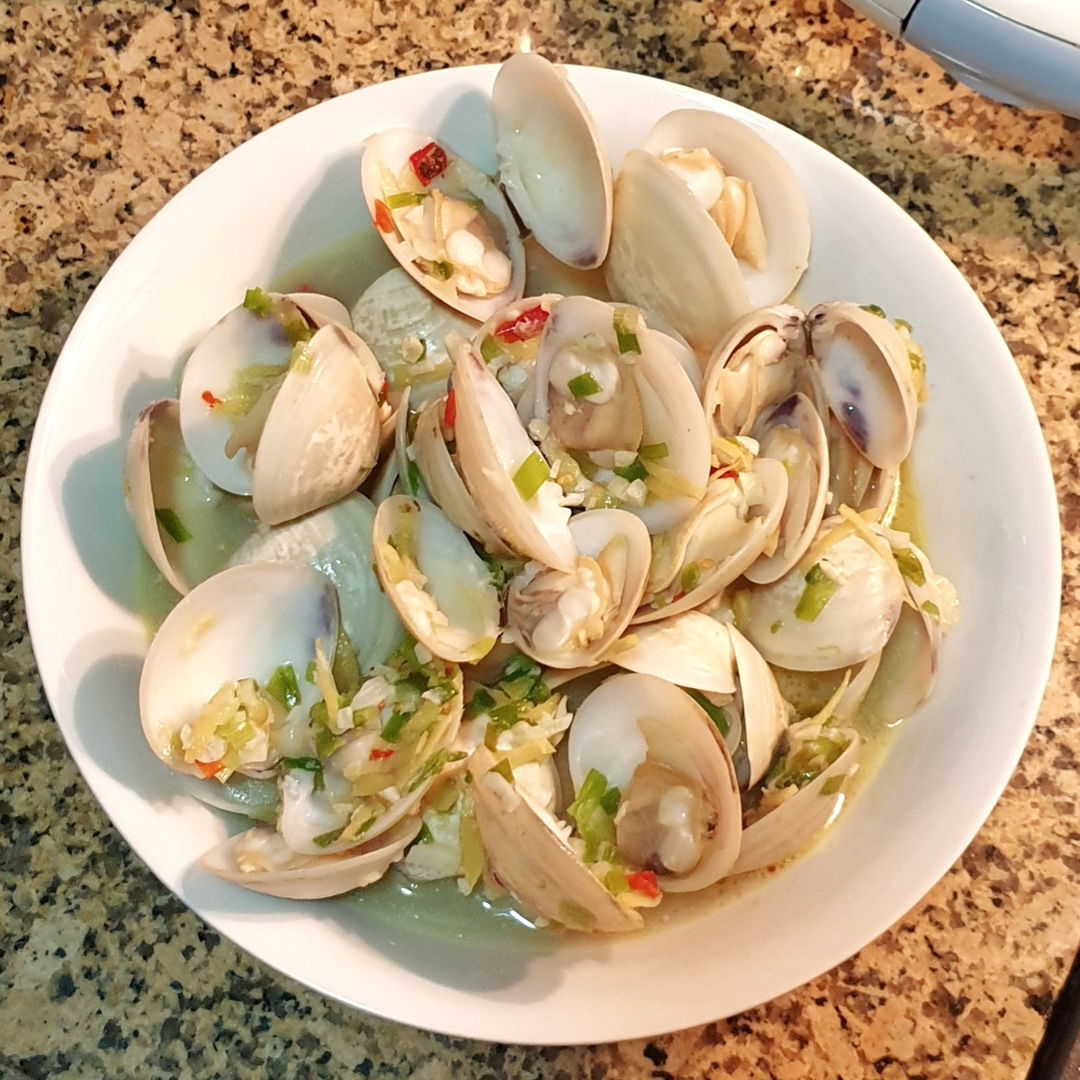 Picked up some local giant clams from the fish market and stir fry them for the evening. Simple ingredients, i.e. garlic, ginger, scallions, bird eye chillies and chinese wine! Dont forget to add a touch of butter for richness!