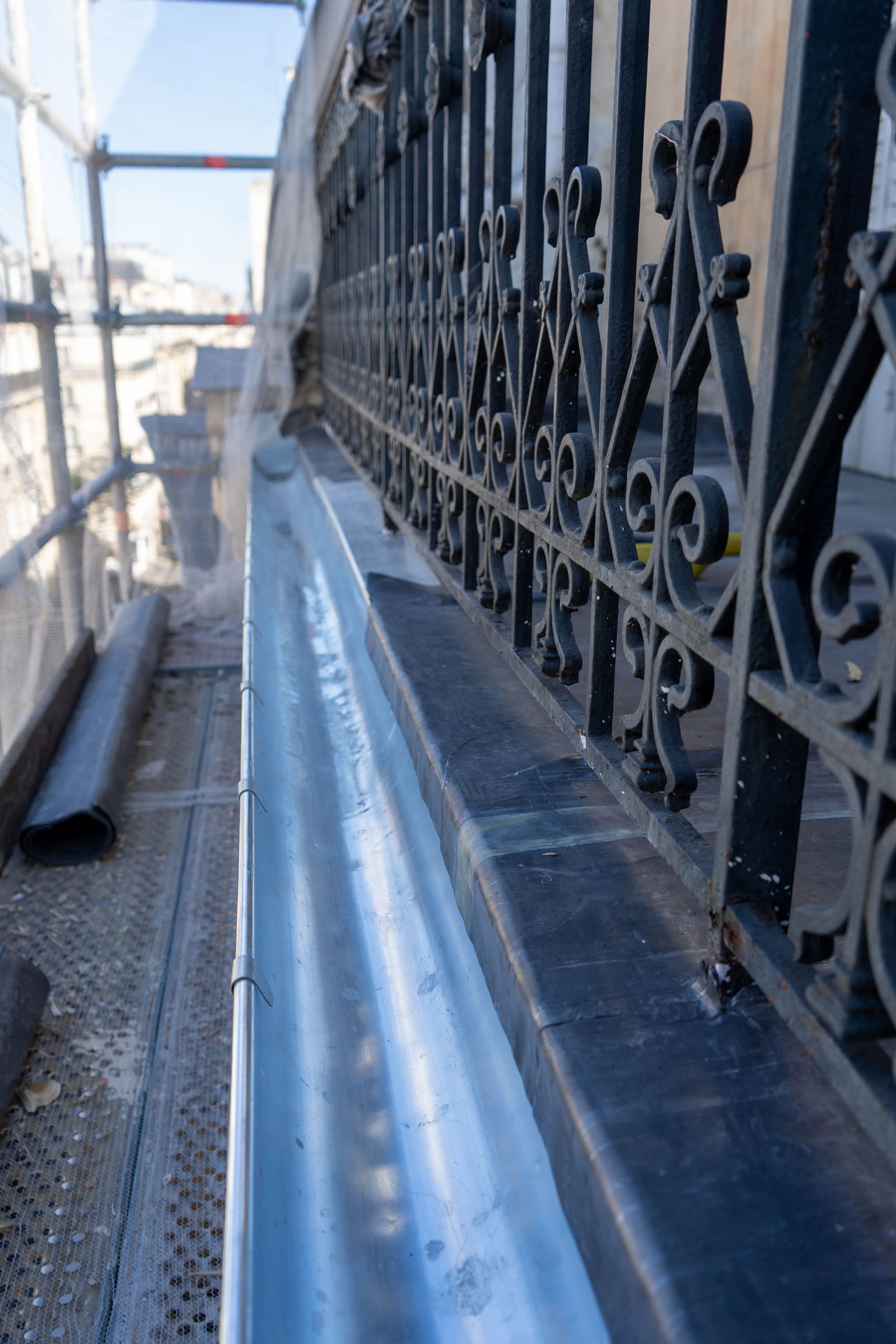 Réfection d'un chéneau en zinc le long d'un balcon en fer forgé