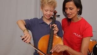 das klingende museum berlin kind bekommt chello gezeigt