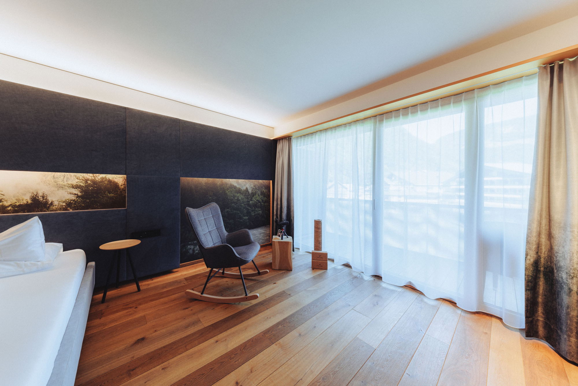 Schlafbereich der Sonnensuite mit Sitzecke und großen Fensterflächen