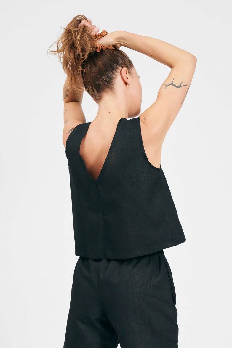 SHIO produces handmade and versatile tops and bottoms made in organic cotton and OEKO-TEX certified linen