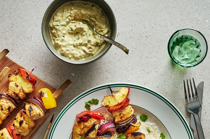 Brochettes de poulet et de pêches, sauce crémeuse à la soupe à l’oignon