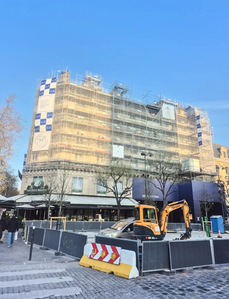 Ravalement de façade sous échafaudage à Paris