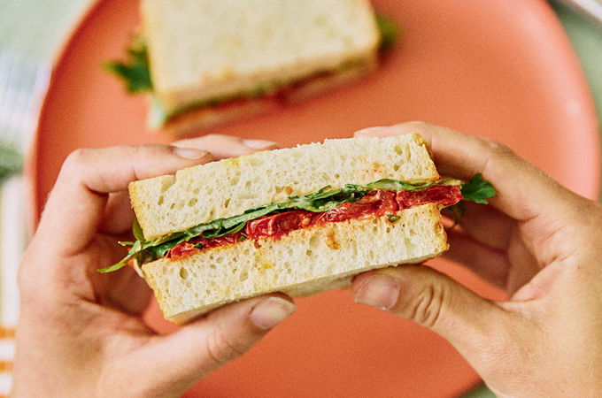 Sandwichs aux tomates confites, sauce tonnato